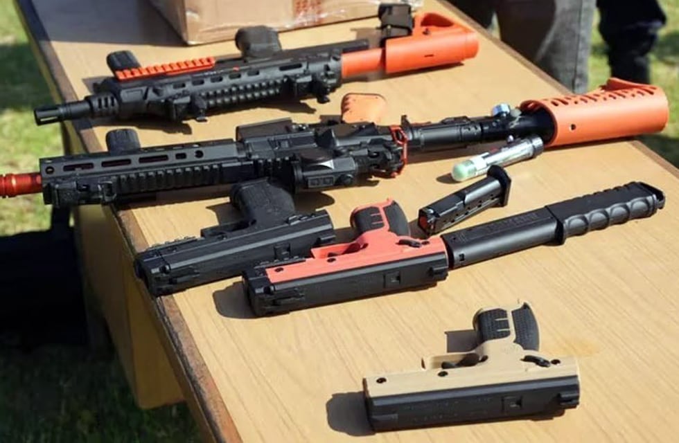 La Policía de Córdoba presentó armas que lanzan gas pimienta y explicó la diferencia con las Taser