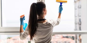 El truco del papel de diario y detergente neutro deja los vidrios relucientes, sin vetas ni marcas visibles.