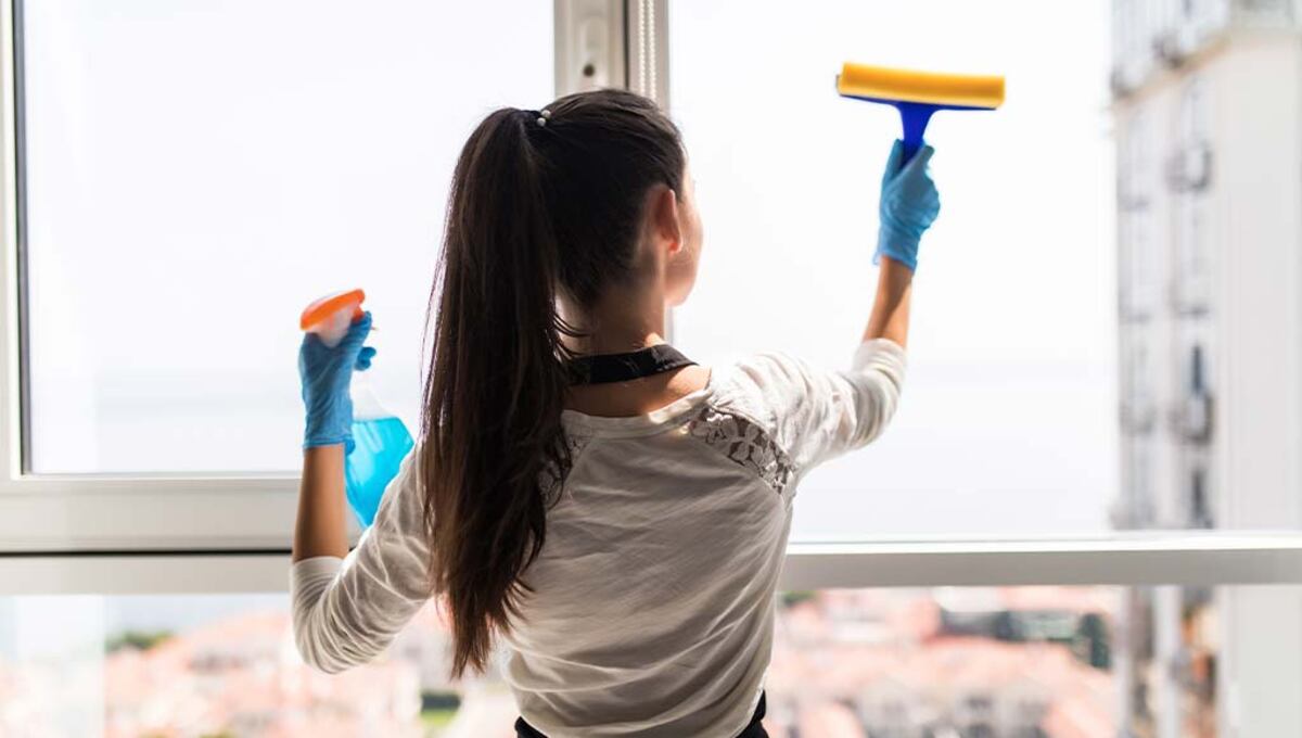 El truco del papel de diario y detergente neutro deja los vidrios relucientes, sin vetas ni marcas visibles.