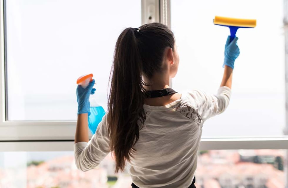 Cómo limpiar las ventanas sin dejar marcas y de una forma más efectiva que usando vinagre o limpiavidrios