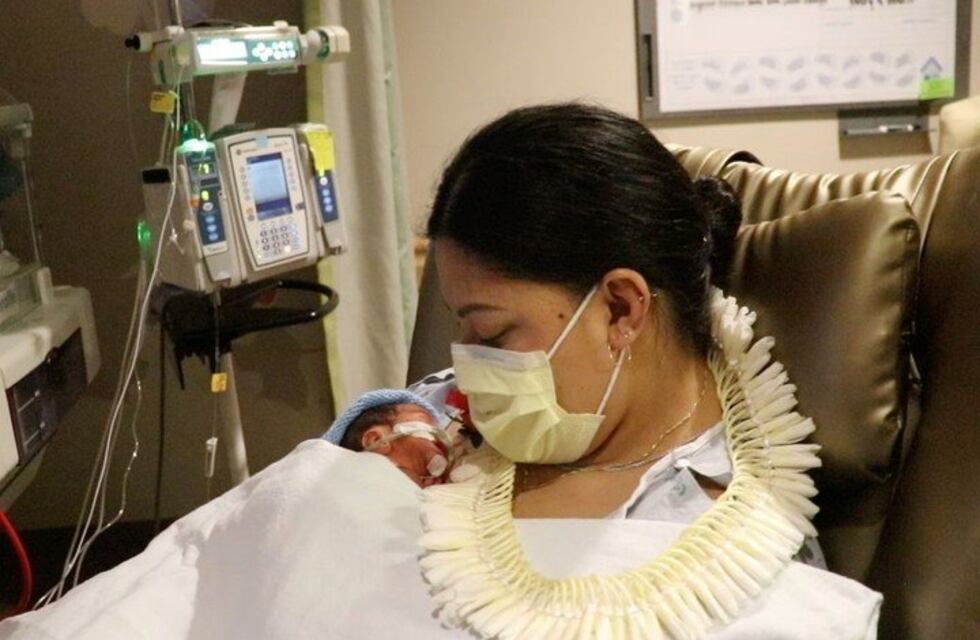 Una mujer que viajaba a Hawaii tuvo a su bebé en pleno vuelo