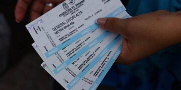 La “ley ómnibus” contempla un apartado donde se refiere a la reventa de entradas de fútbol. Foto: Gentileza Página 12