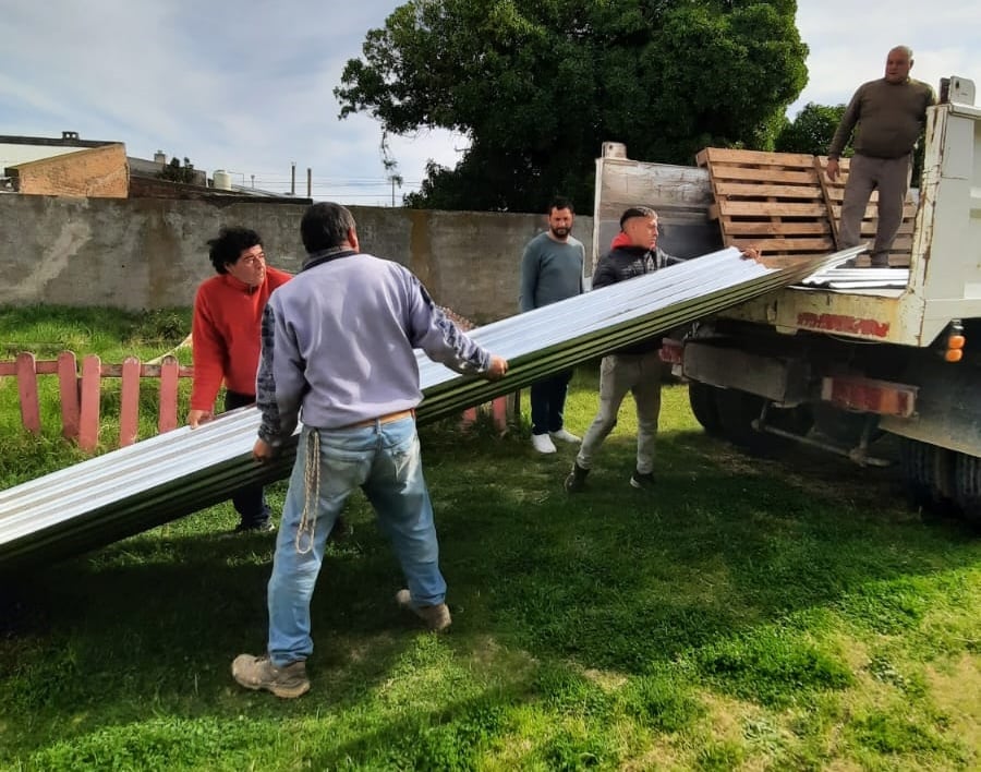 El Municipio entregó chapas para la refacción del techo del SUM de la Escuela Nº 11