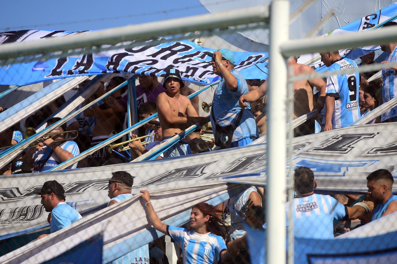 Racing de Nueva Italia  recibe a Gimnasia y Tiro de Salta por la fecha 34 del torneo en el estadio Miguel Sancho.  (José Gabriel Hernánez / La Voz)