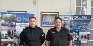 El Inspector Matías Lionetto y el Oficial de Policía Cristian Villarreal, numerarios de la Subcomisaría 15ta. de la Unidad Regional V Depto. Castellanos, quienes salvaron al bebé del pozo ciego
