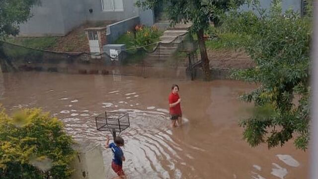 Se inundaron las calles del country La Catalina. Vecinos de la zona denuncian falta de respuesta de la Municipalidad.