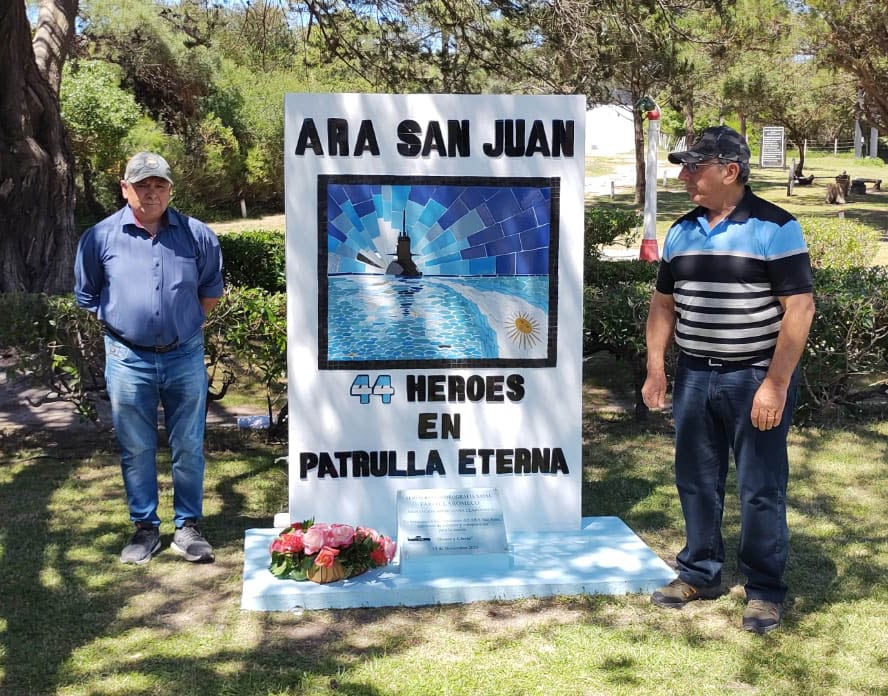 Se inauguró un monumento al ARA San Juan en el Faro de Claromecó (Foto RCC)