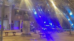 Móviles policiales frente a la Clínica Parra