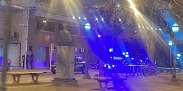 Móviles policiales frente a la Clínica Parra