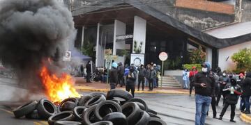 Policías de Misiones cortan la avenida Uruguay en Posadas: exigen mejoras salariales.