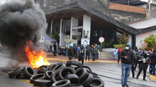 Policías de Misiones cortan la avenida Uruguay en Posadas: exigen mejoras salariales.