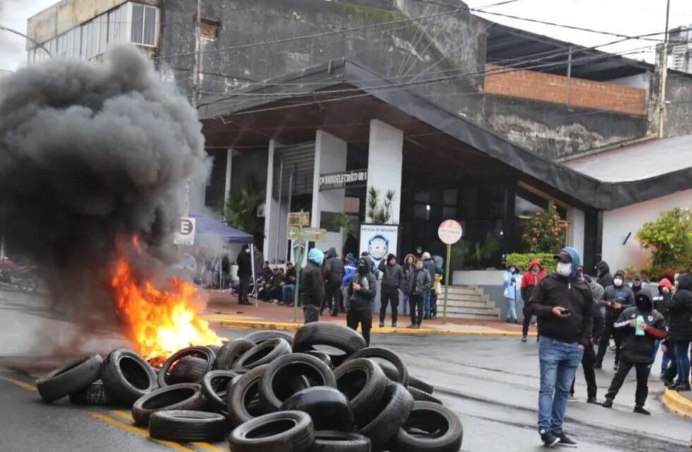 Policías de Misiones cortan la avenida Uruguay en Posadas: exigen mejoras salariales