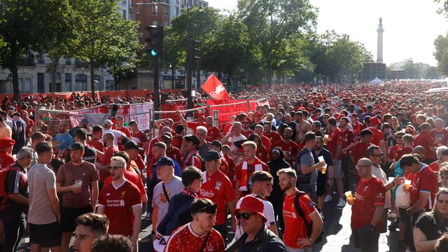 Los hinchas del Liverpool sufrieron varios imprevistos para llegar a París.
