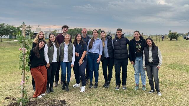 Una empresa plantó 20 árboles en el barrio 42