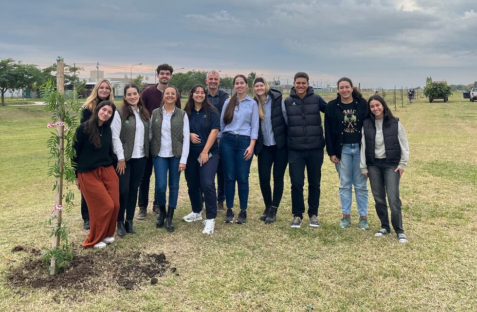 Plantaron 20 árboles en el barrio Nº 42