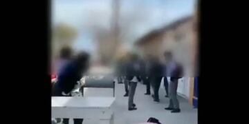 Pelea de alumnos de un colegio privado de San Juan en la calle. /Captura de Video.