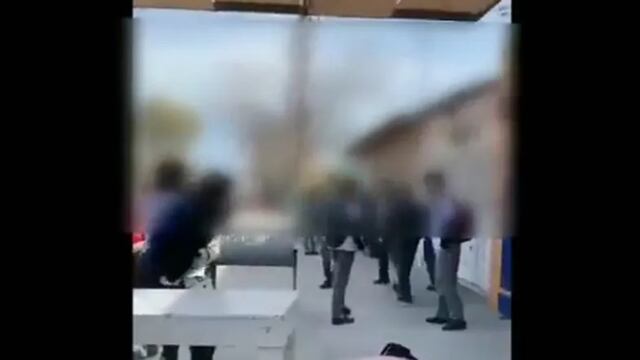 Pelea de alumnos de un colegio privado de San Juan en la calle. /Captura de Video.