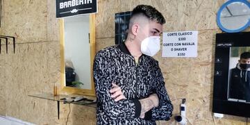 Lucho es un peluquero solidario y le robaron todo.