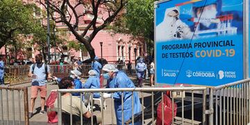 Los testeos, con largas filas de cordobeses.