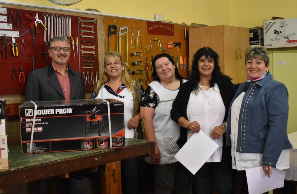 Entrega de equipamiento a talleres de tecnología