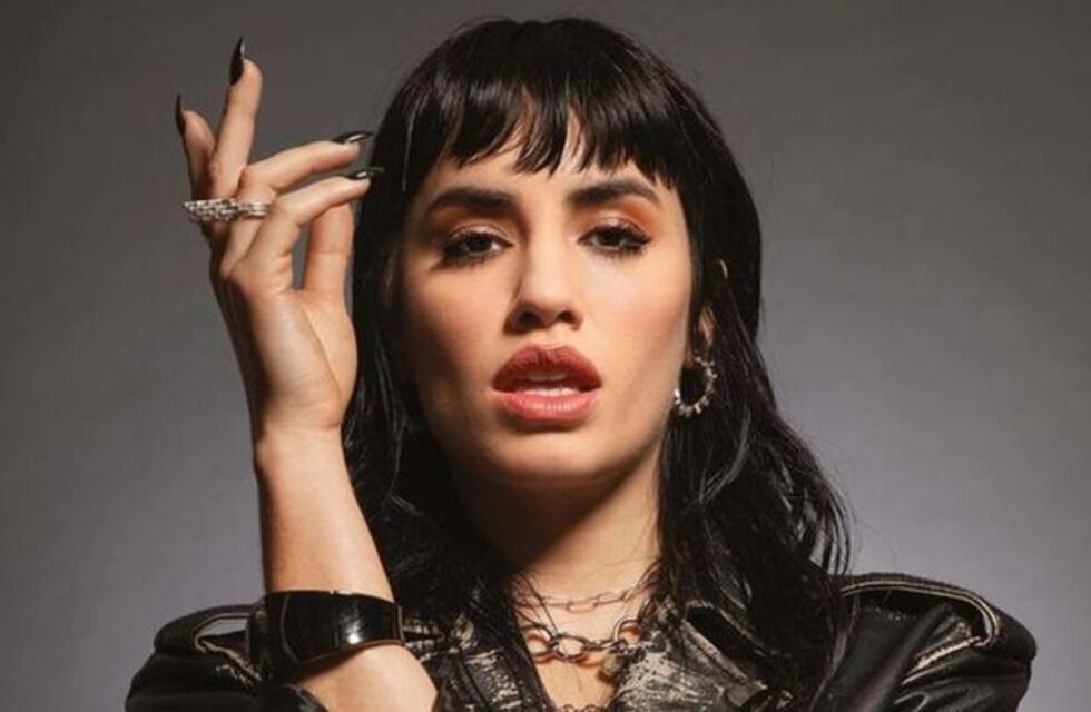 Como una sirena: Lali Espósito eligió un look total white con brillos para la noche en “La Voz Argentina”