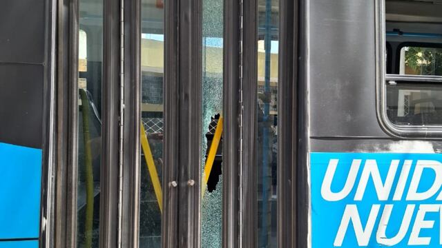 La unidad sufrió daños en sus ventanillas producto de la discusión.