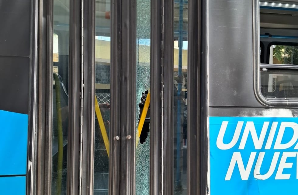 Violencia en Córdoba: destruyó un colectivo de Tamse y terminó detenido