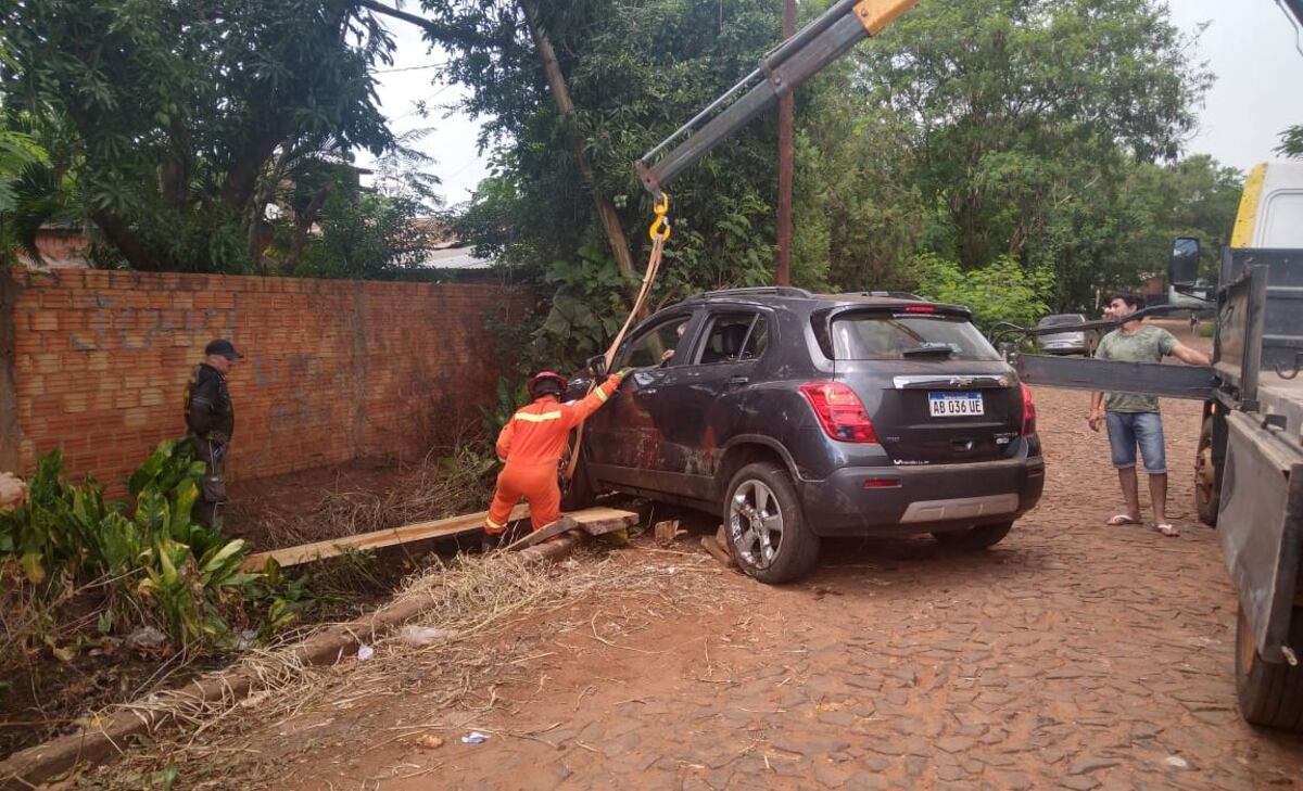 Cayó en una zanja con el auto y una patota le robó el celular