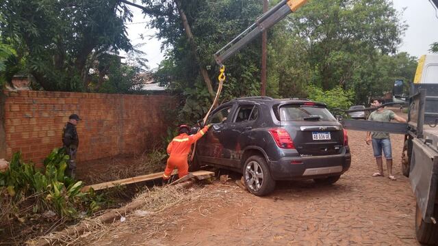 Cayó en una zanja con el auto y una patota le robó el celular