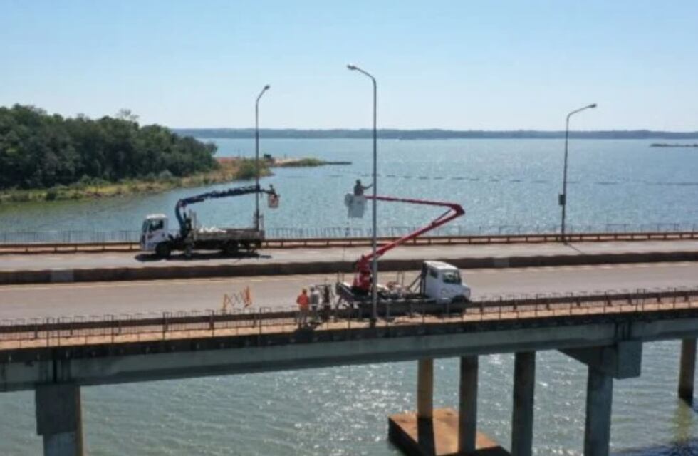 Instalan nueva luminaria sobre el puente Garupá