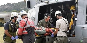 El operativo de rescate de los andinistas que sufrieron el accidente mientras escalaban el Volcán Lanín en Neuquén donde murió una mendocina. Gentileza