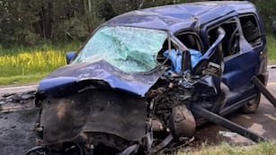 La Peugeot Partner tras el choque frontal en Córdoba.