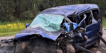 La Peugeot Partner tras el choque frontal en Córdoba.