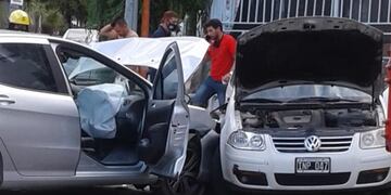 El fuerte impacto entre ambos vehículos en una esquina transitada de la ciudad. (Foto: gentileza lector).