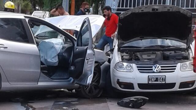 El fuerte impacto entre ambos vehículos en una esquina transitada de la ciudad. (Foto: gentileza lector).