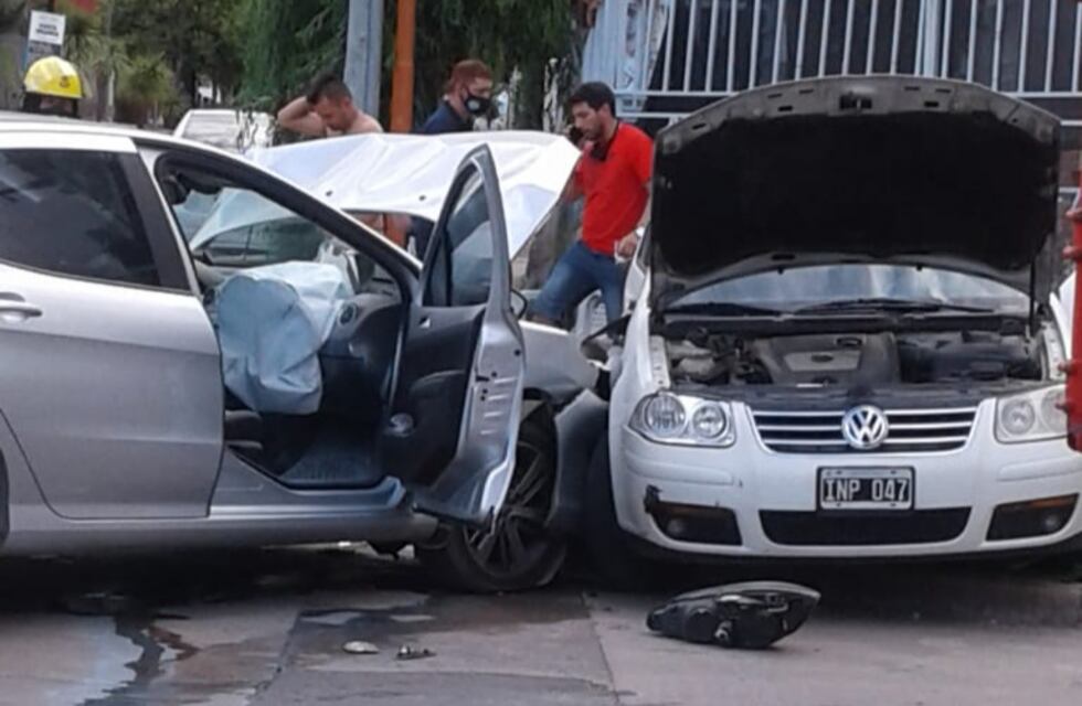 Dos autos chocaron en una esquina transitada de Carlos Paz