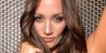 La modelo posó para la cámara y causó suspiros.