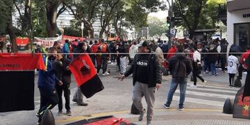 El banderazo se llevó a cabo en las horas previas al partido en el Monumental. (@colonenbaires)