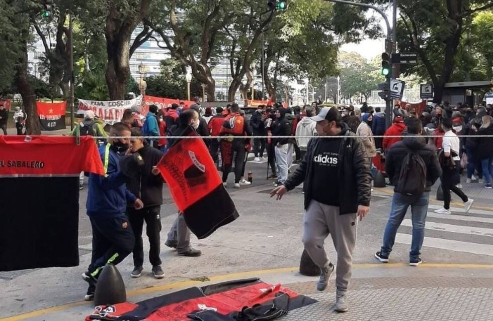 Hinchas de Colón coparon la puerta del hotel antes del partido con River