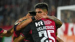 Los futbolistas rojinegros celebraron en el Coloso del parque de la Independencia.