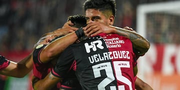 Los futbolistas rojinegros celebraron en el Coloso del parque de la Independencia.