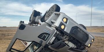 El camión llevaba 60 cerdos. (Policía)