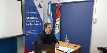 El fiscal regional Carlos Arietti encabezó la firma de la presentación para continuar con la acción penal.