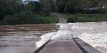 Debido a la crecida del arroyo Piray Guazú, el puente homónimo quedó bajo agua.
