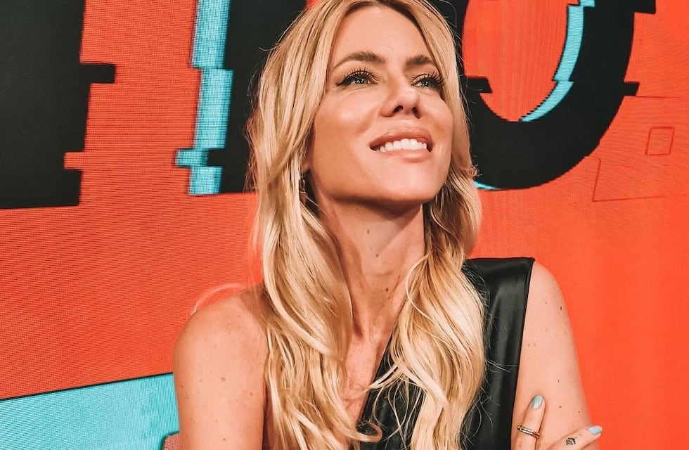 Nicole Neumann posó con un body verde, pero se lo corrió y quedó al borde de la censura