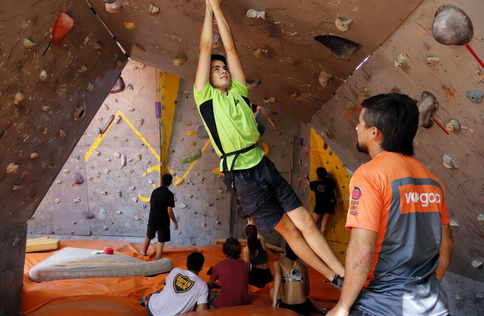 Actividad para jóvenes: disfrutar de la Escuela de Escalada Municipal