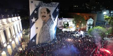 Hinchas albiazules acompañaron el emotivo descubrimiento de la estatua del expresidente del club, Amadeo Nuccetelli. (Prensa Municipalidad de Córdoba)