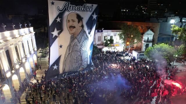 Hinchas albiazules acompañaron el emotivo descubrimiento de la estatua del expresidente del club, Amadeo Nuccetelli. (Prensa Municipalidad de Córdoba)