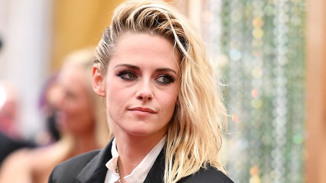 Kristen Stewart en la alfombra roja de los Premios Oscar 2022.