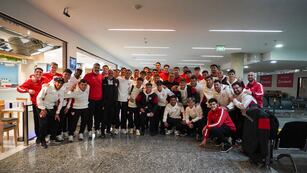 Los equipos de Instituto de fútbol y básquet, juntos antes de viajar. (Prensa IACC).